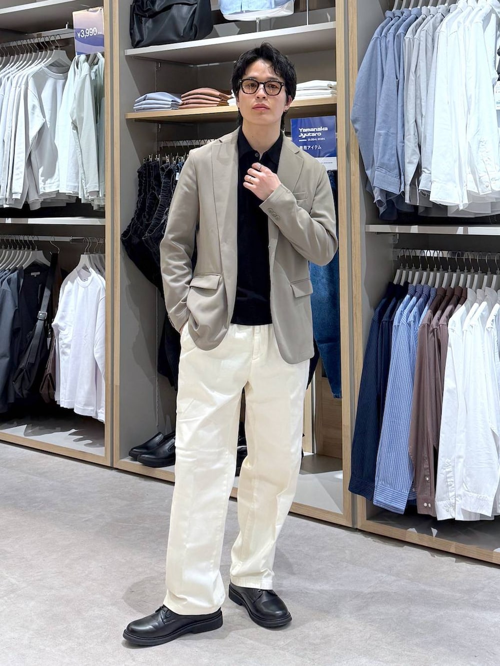 ホワイト系のその他パンツ、ベージュ系のテーラードジャケット、ブラック系のその他シューズを着用したメンズの冬コーディネートの2枚目の写真