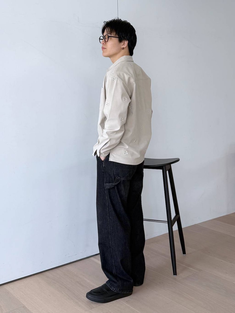 ブラウン系のTシャツ/カットソー、グレー系のその他シューズ、その他のデニムパンツを着用したメンズの秋コーディネートの5枚目の写真