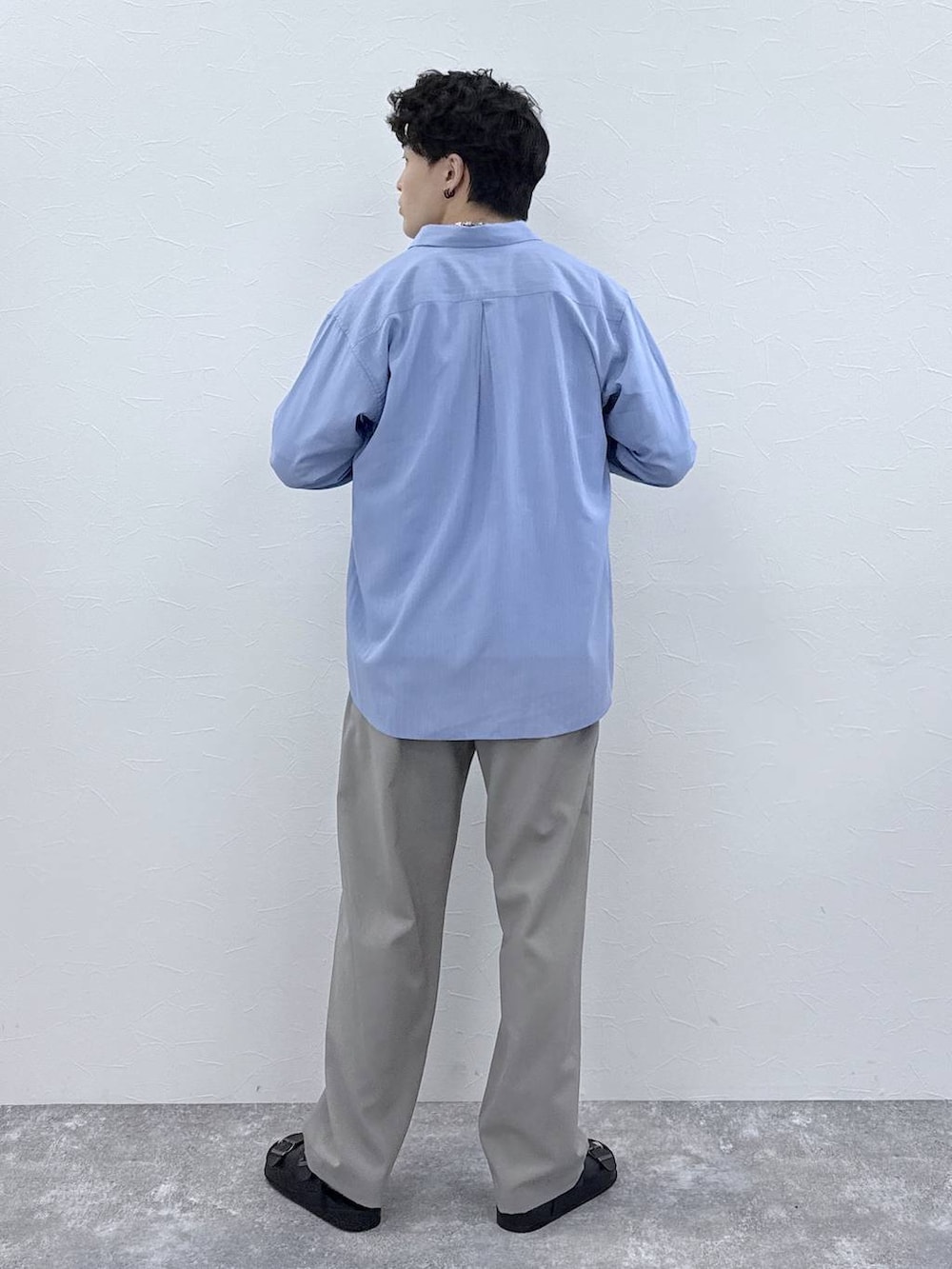 ベージュ系のその他パンツ、ホワイト系のTシャツ/カットソー、ブルー系のシャツ/ブラウスを着用したメンズの春コーディネートの4枚目の写真