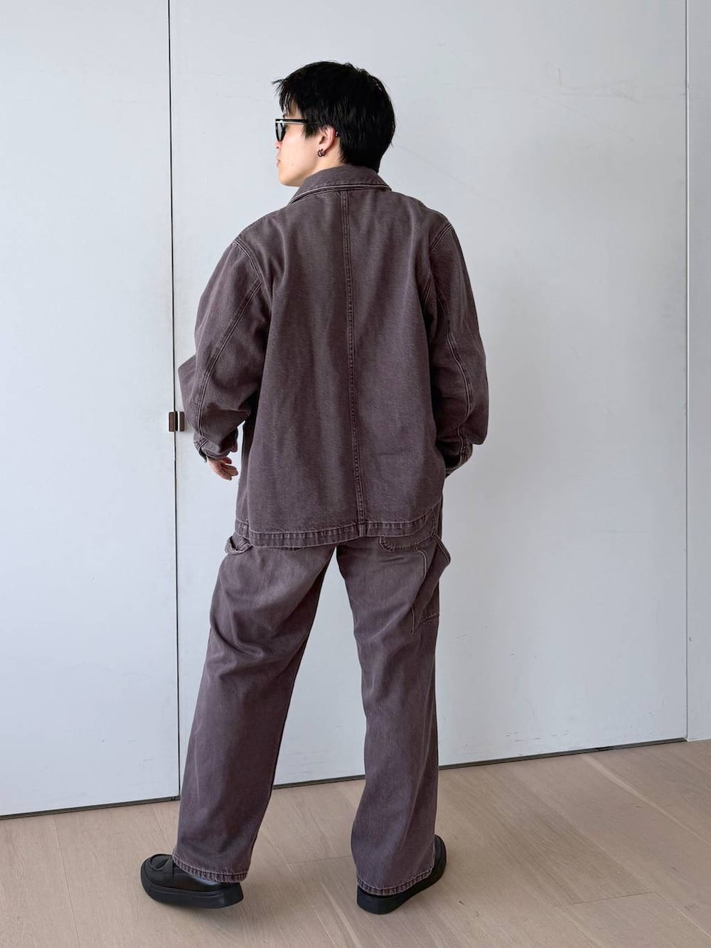 グレー系のその他シューズ、グレー系のシャツ/ブラウス、ブラウン系のデニムパンツを着用したメンズの秋コーディネートの5枚目の写真