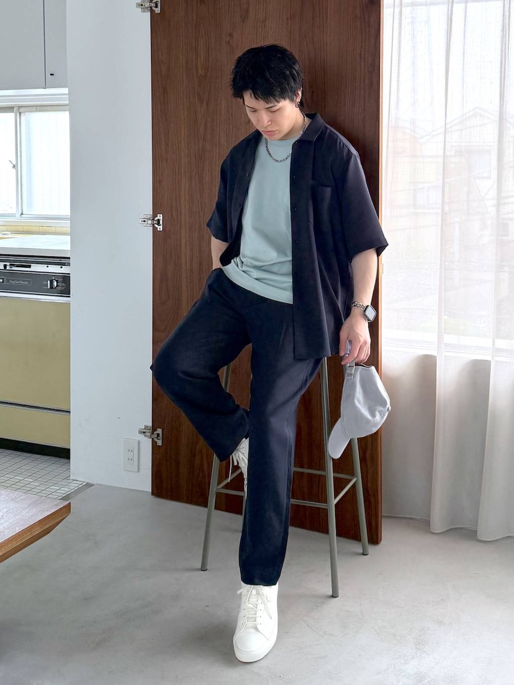 ブルー系のTシャツ/カットソー、ホワイト系のその他シューズ、ブルー系のシャツ/ブラウスを着用したメンズの夏コーディネートの2枚目の写真