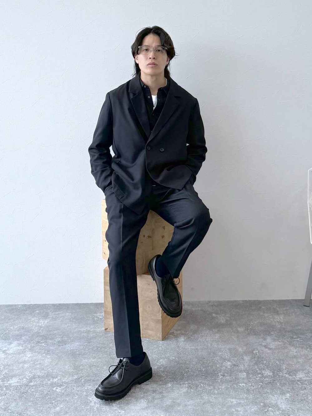 ホワイト系のTシャツ/カットソー、グレー系のシャツ/ブラウス、ブラック系のその他シューズを着用したメンズの秋コーディネートの9枚目の写真