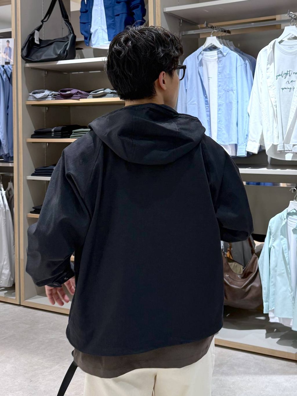 ブラック系のバックパック/リュック、ブラウン系のシャツ/ブラウス、ホワイト系のその他パンツを着用したメンズの春コーディネートの7枚目の写真