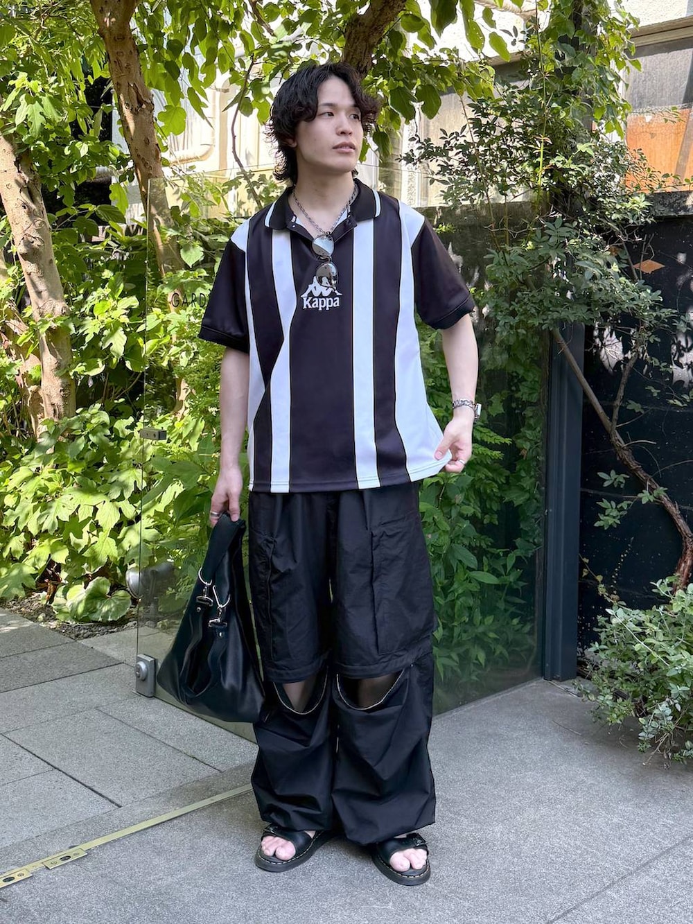 ブラック系のカーゴパンツ、グレー系のネックレスを着用したメンズの夏コーディネートの3枚目の写真