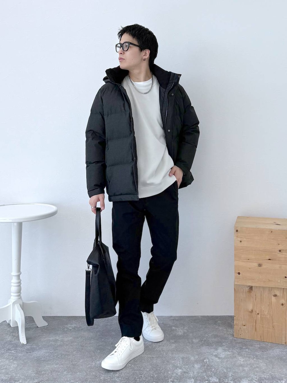 グレー系のダウンジャケット/コート、ブラック系のその他パンツ、ホワイト系のスウェットを着用したメンズの秋コーディネートの3枚目の写真
