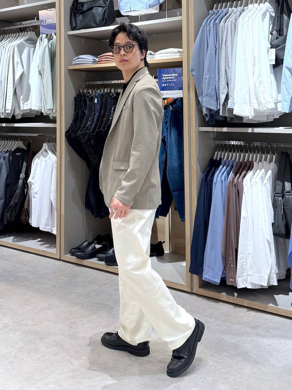 ホワイト系のその他パンツ、ベージュ系のテーラードジャケット、ブラック系のその他シューズを着用したメンズの冬コーディネートの5枚目の写真