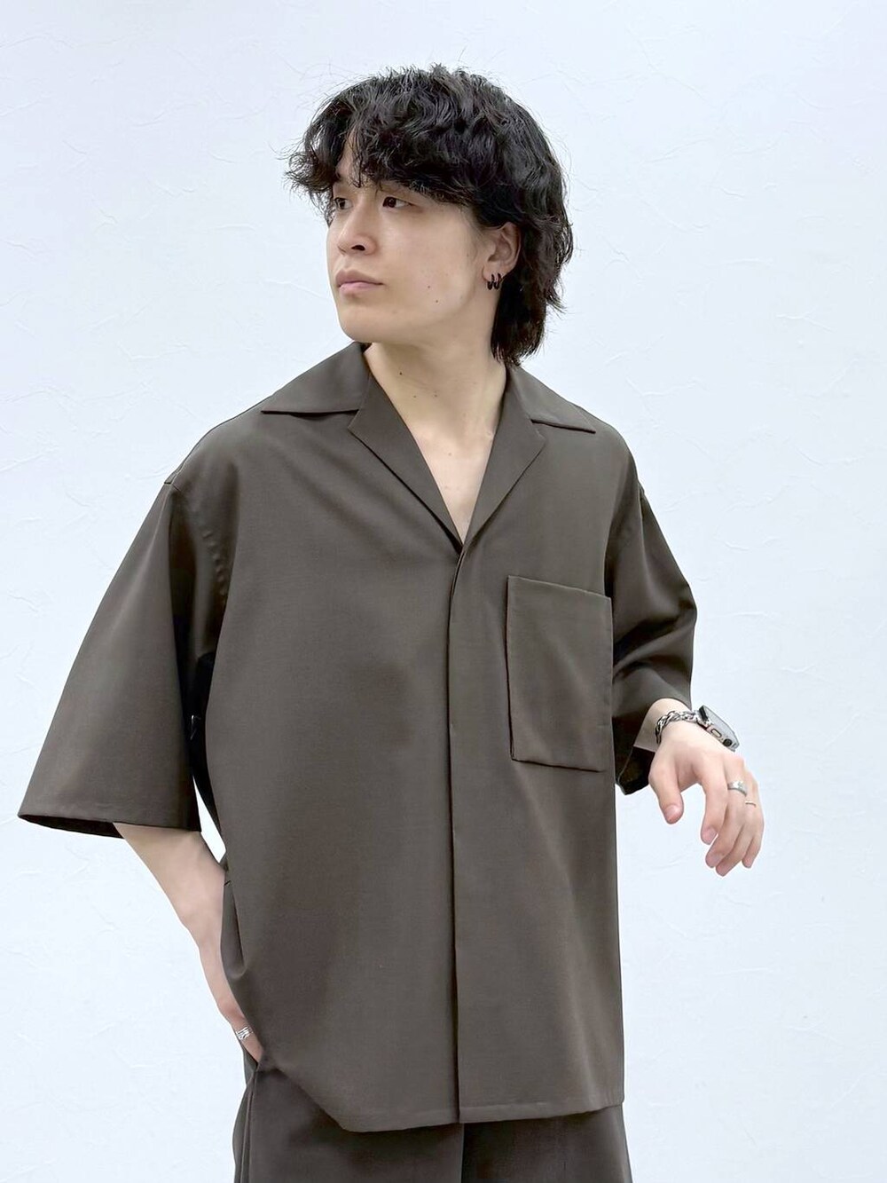 ブラウン系のその他パンツ、ブラウン系のシャツ/ブラウス、ブラック系のサンダルを着用したメンズの春コーディネートの7枚目の写真