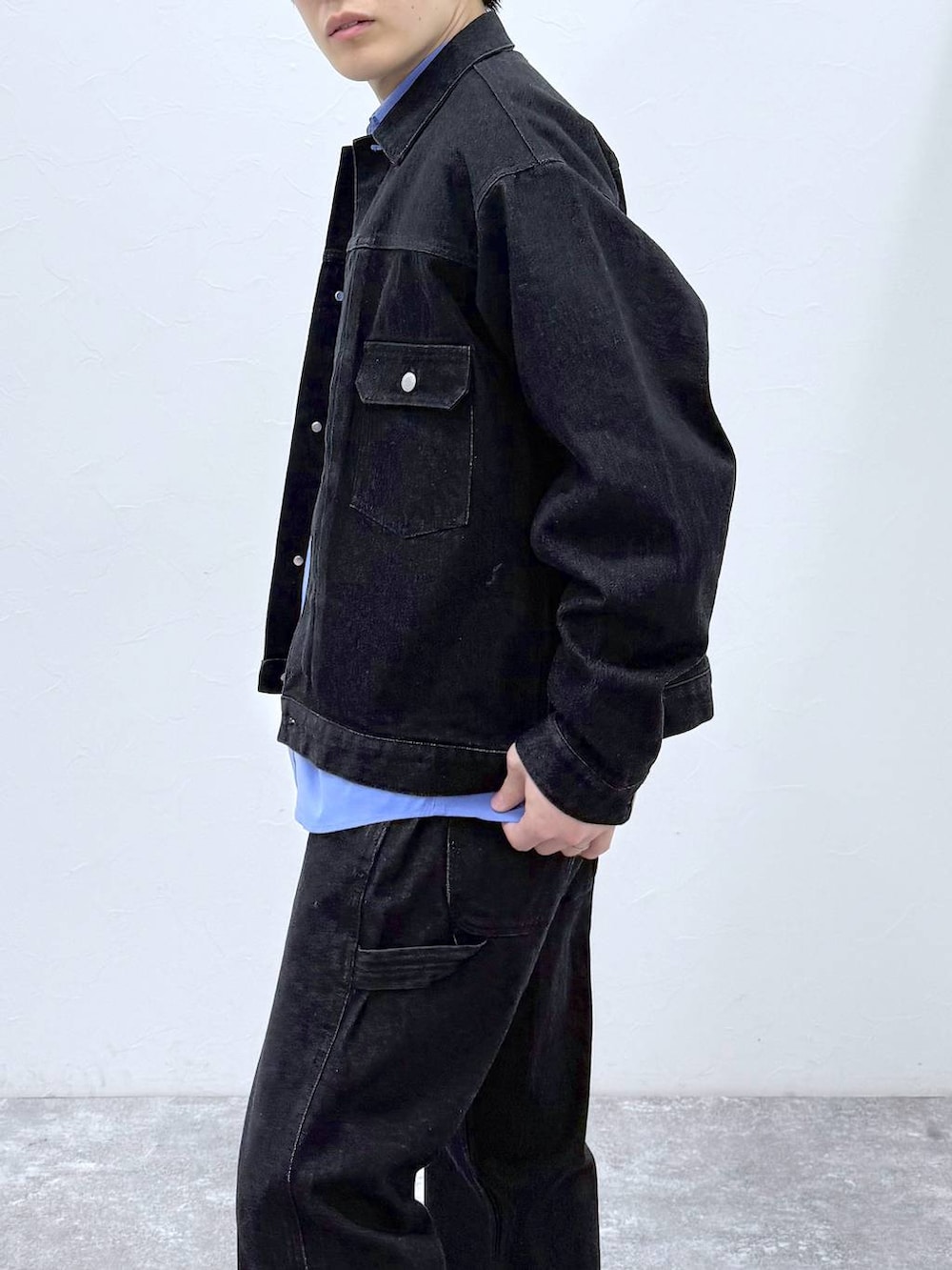 ブラック系のその他シューズ、ブラック系のデニムジャケット、ブルー系のシャツ/ブラウスを着用したメンズの冬コーディネートの7枚目の写真