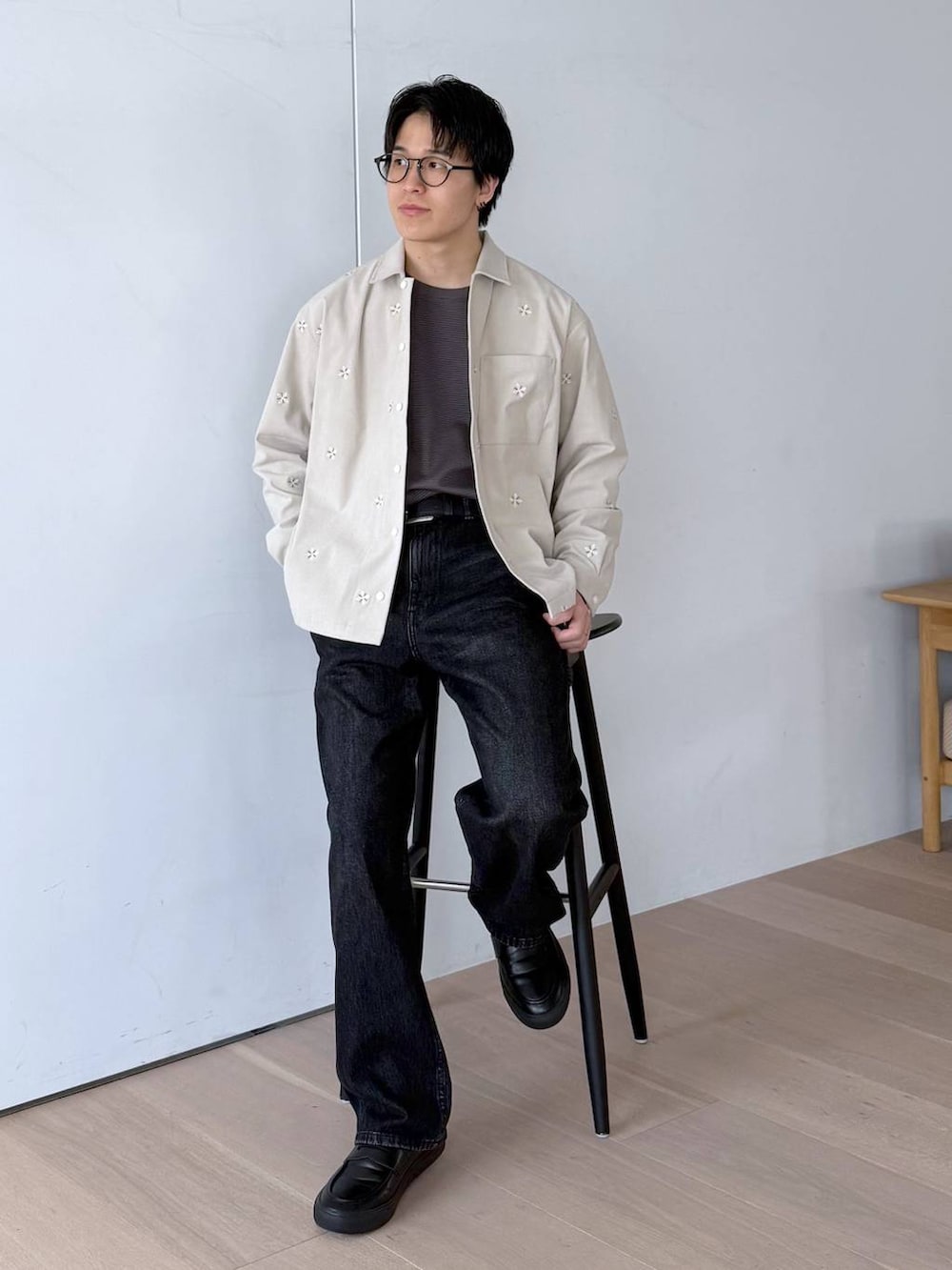 ブラウン系のTシャツ/カットソー、グレー系のその他シューズ、その他のデニムパンツを着用したメンズの秋コーディネートの3枚目の写真