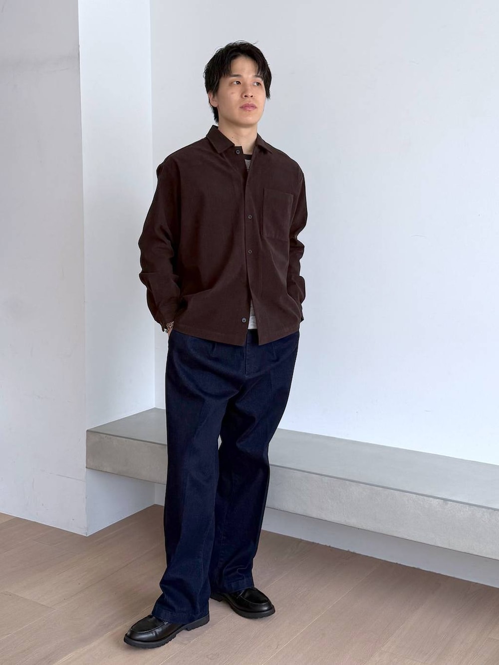 ブルー系のTシャツ/カットソー、ブルー系のスラックス、グレー系のその他シューズを着用したメンズの秋コーディネートの3枚目の写真