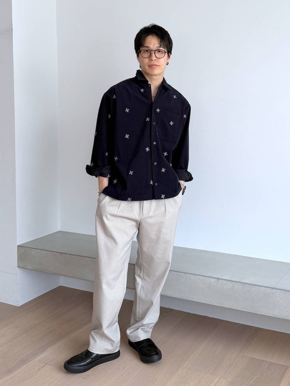 グレー系のその他シューズ、ベージュ系のその他パンツを着用したメンズの秋コーディネートの2枚目の写真