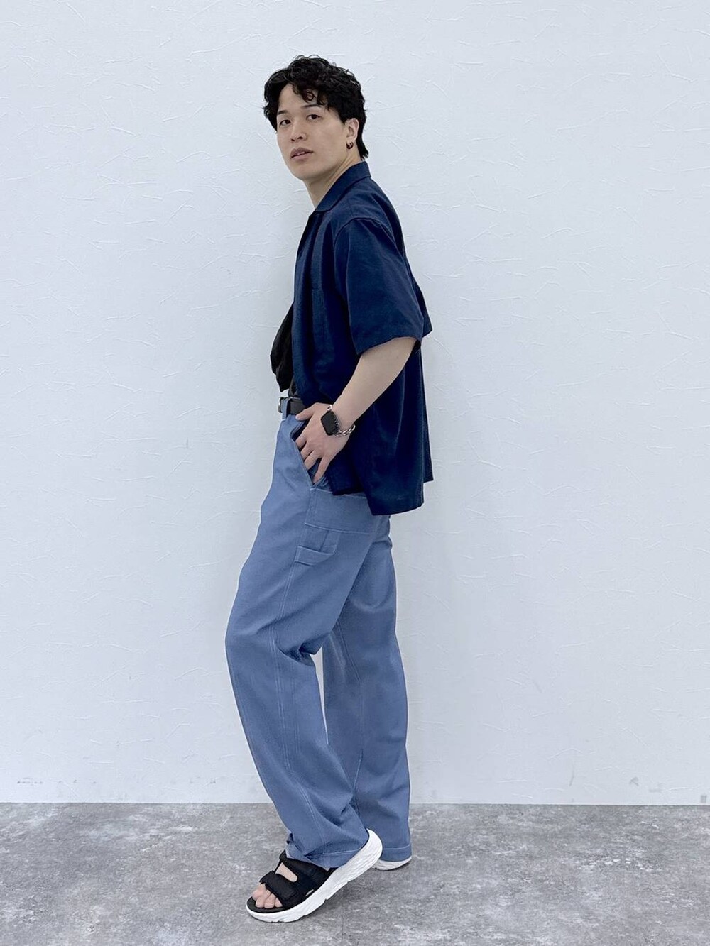 ブルー系のシャツ/ブラウス、グレー系のTシャツ/カットソー、ブラック系のサンダルを着用したメンズの春コーディネートの2枚目の写真
