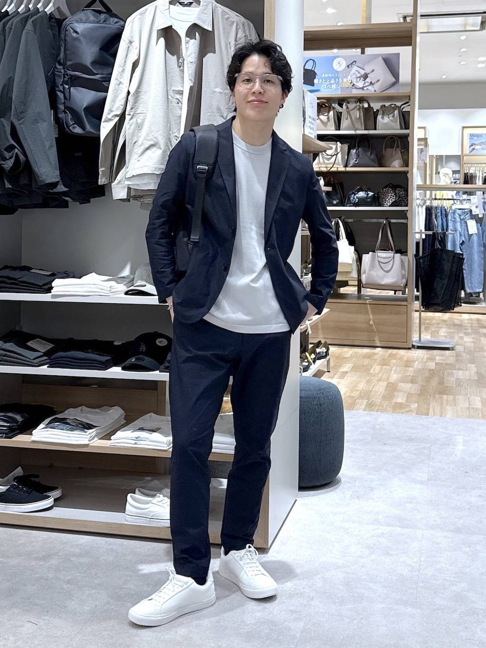 ブラック系のバックパック/リュック、ブルー系のその他パンツ、ブルー系のテーラードジャケットを着用したメンズの春コーディネートの2枚目の写真