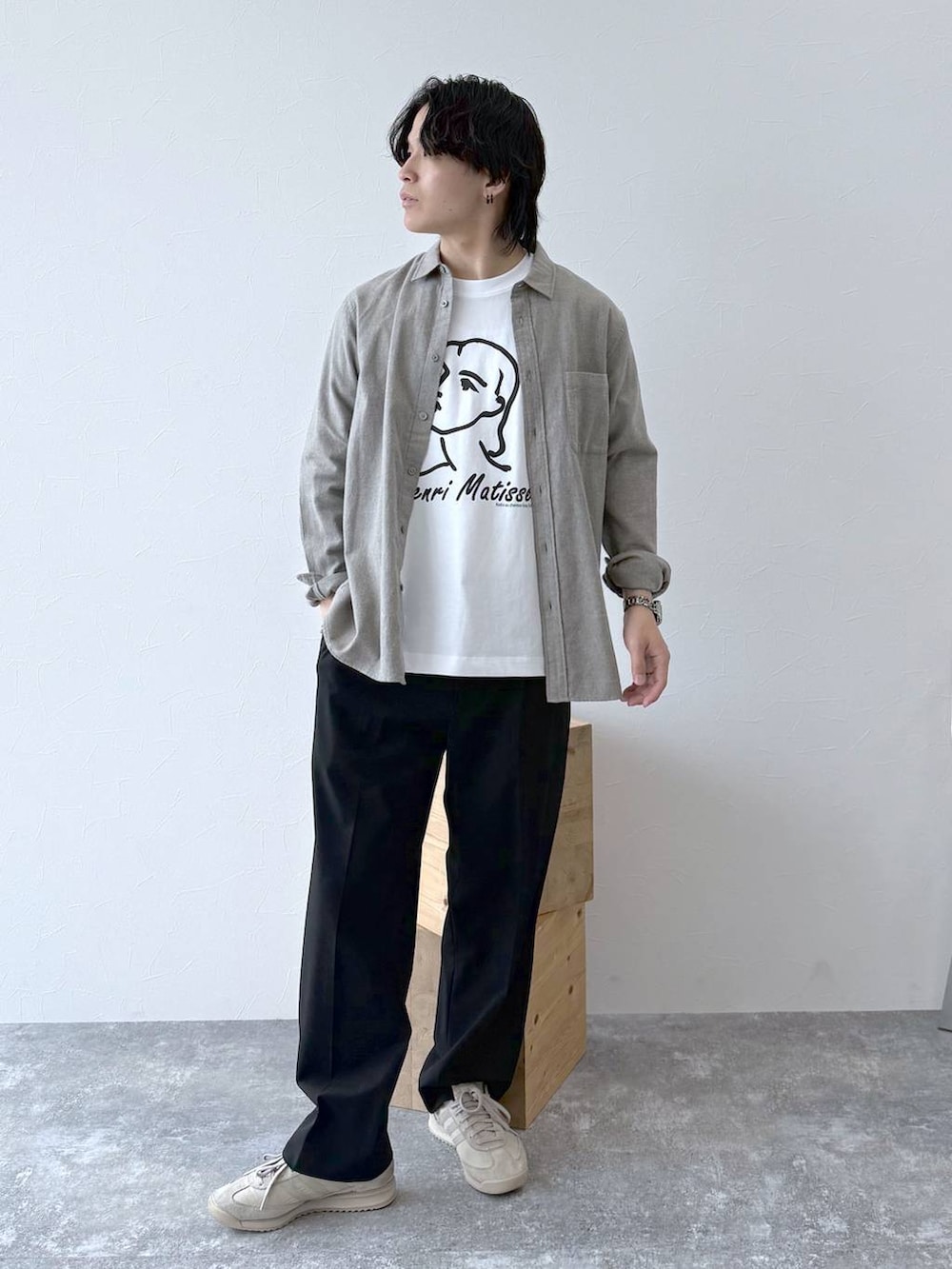 ベージュ系のシャツ/ブラウス、ブラック系のその他パンツ、ホワイト系のTシャツ/カットソーを着用したメンズの秋コーディネートの2枚目の写真