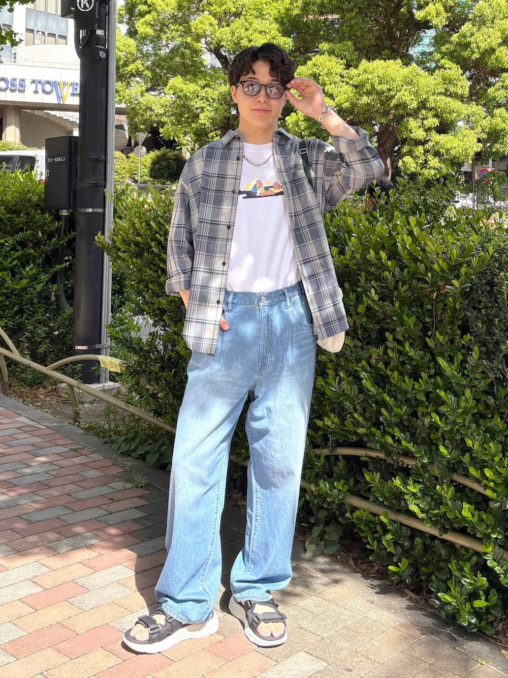 ブルー系のシャツ/ブラウス、ホワイト系のTシャツ/カットソー、ブルー系のデニムパンツを着用したメンズの春コーディネートの3枚目の写真