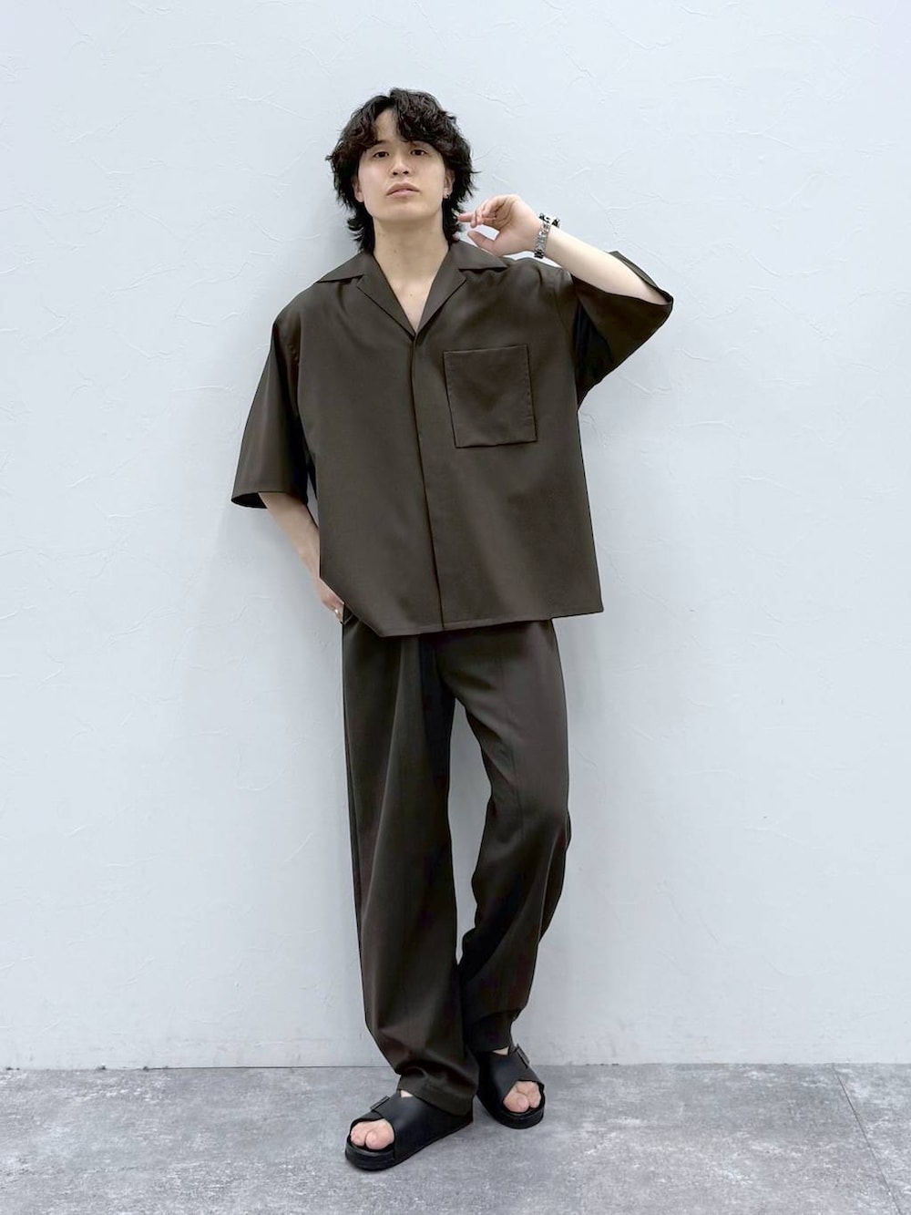 ブラウン系のその他パンツ、ブラウン系のシャツ/ブラウス、ブラック系のサンダルを着用したメンズの春コーディネートの2枚目の写真