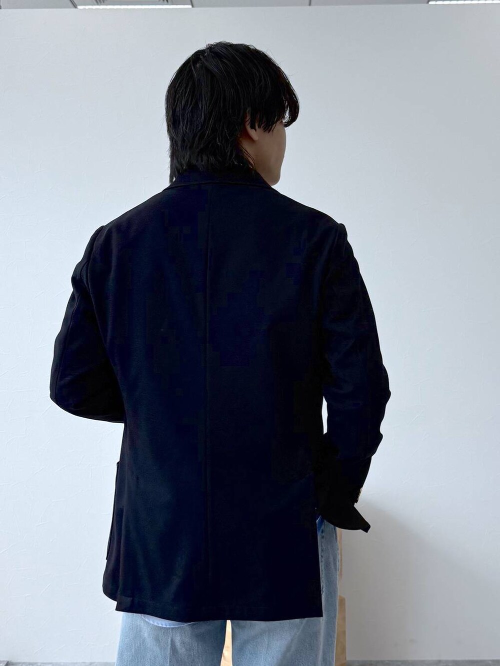 ホワイト系のTシャツ/カットソー、ブルー系のデニムパンツ、ブラック系のその他シューズを着用したメンズの秋コーディネートの8枚目の写真