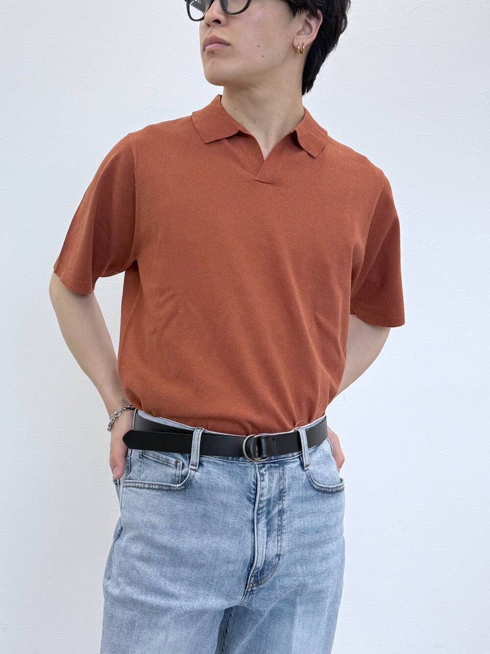 グレー系のその他シューズ、ブルー系のデニムパンツ、ブルー系のサングラスを着用したメンズの夏コーディネートの5枚目の写真