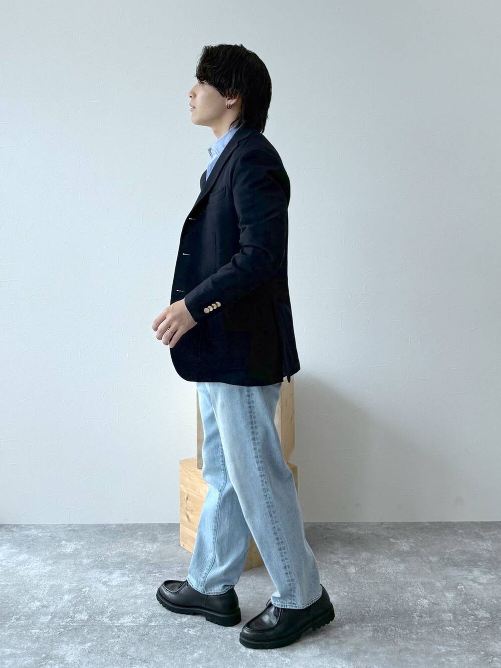 ホワイト系のTシャツ/カットソー、ブルー系のデニムパンツ、ブラック系のその他シューズを着用したメンズの秋コーディネートの4枚目の写真