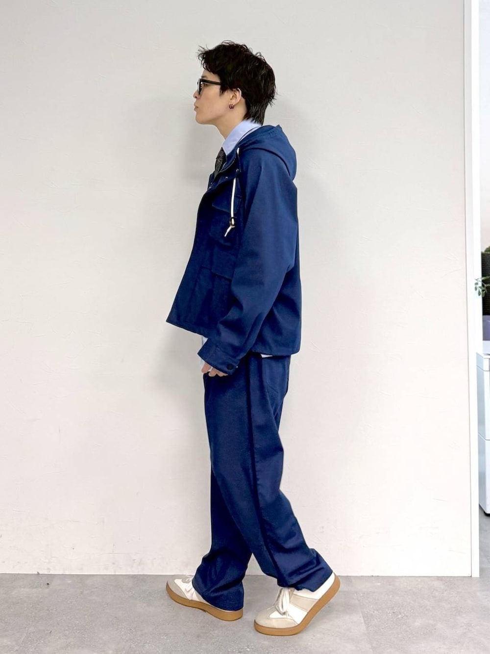 ベージュ系のスニーカー、ブルー系のシャツ/ブラウス、ブルー系のデニムパンツを着用したメンズの冬コーディネートの3枚目の写真