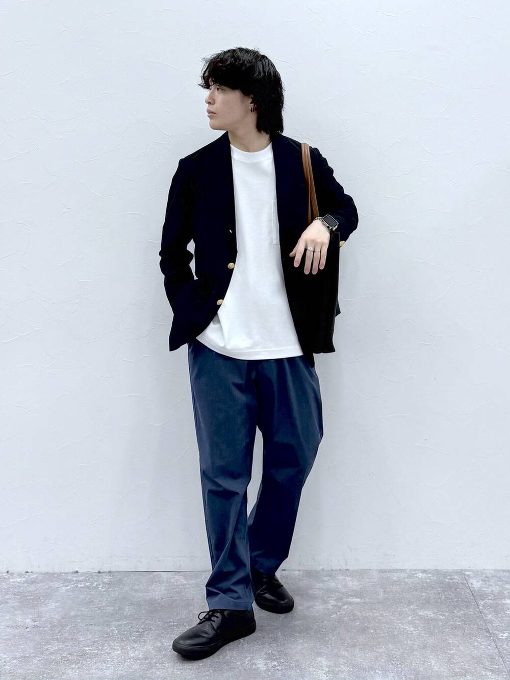 ブラック系のトートバッグ、ブルー系のその他パンツ、ホワイト系のTシャツ/カットソーを着用したメンズの春コーディネートの2枚目の写真