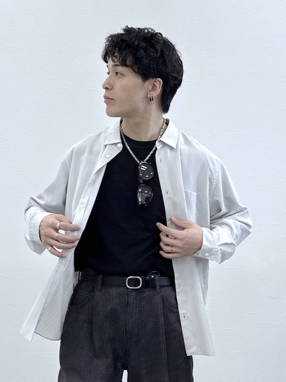 グレー系のその他シューズ、ブラック系のTシャツ/カットソー、ベージュ系のシャツ/ブラウスを着用したメンズの春コーディネートの7枚目の写真