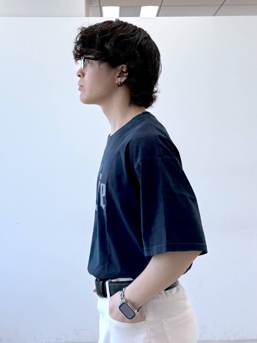 ブルー系のデニムパンツ、ブラック系のサンダル、ブルー系のTシャツ/カットソーを着用したメンズの夏コーディネートの6枚目の写真