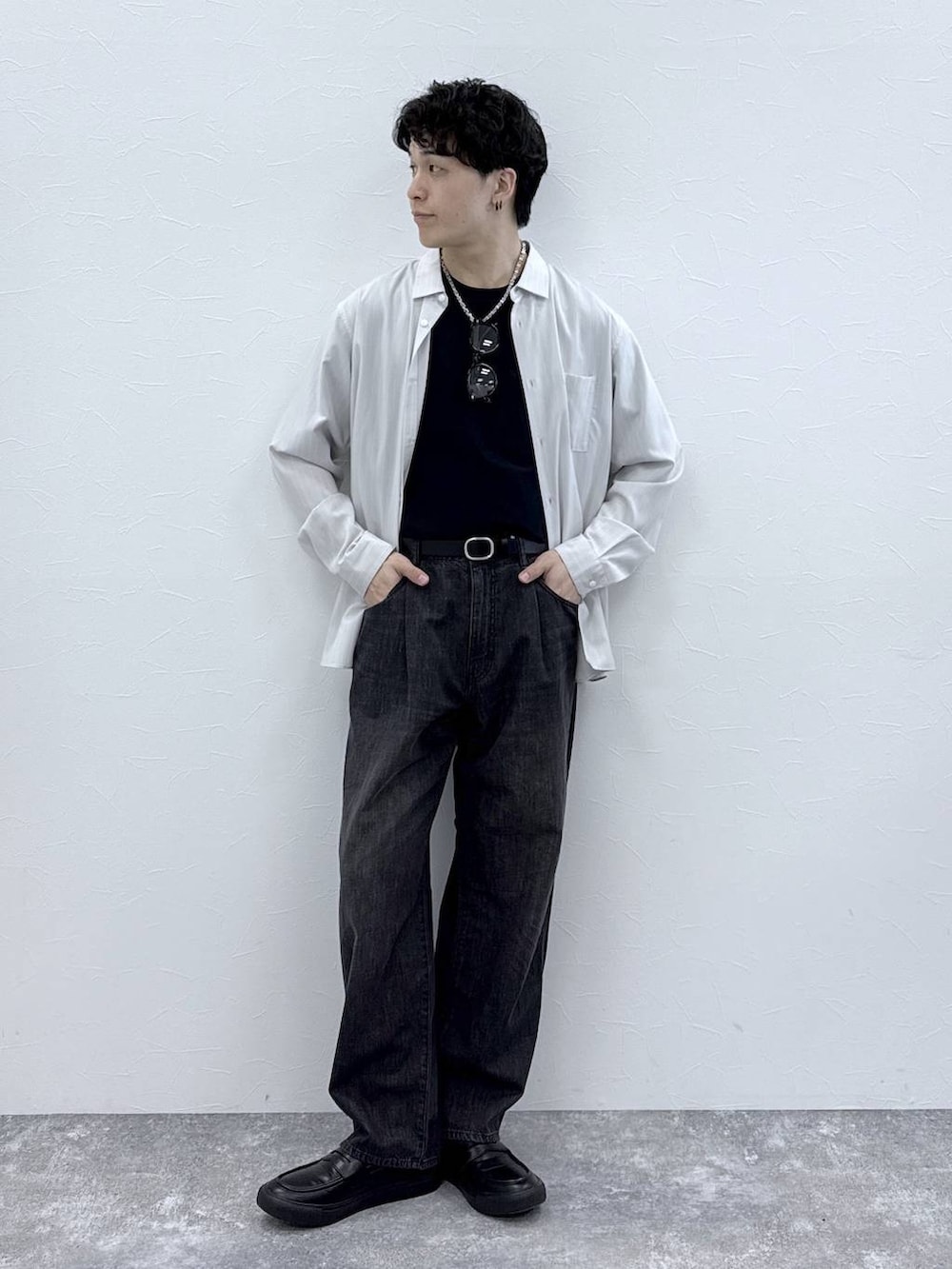 グレー系のその他シューズ、ブラック系のTシャツ/カットソー、ベージュ系のシャツ/ブラウスを着用したメンズの春コーディネートの3枚目の写真