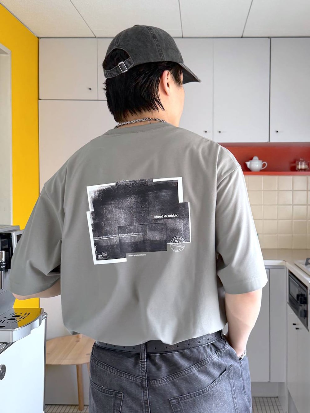 ブラック系のスニーカー、グレー系のデニムパンツ、ブラック系のキャップを着用したメンズの夏コーディネートの4枚目の写真