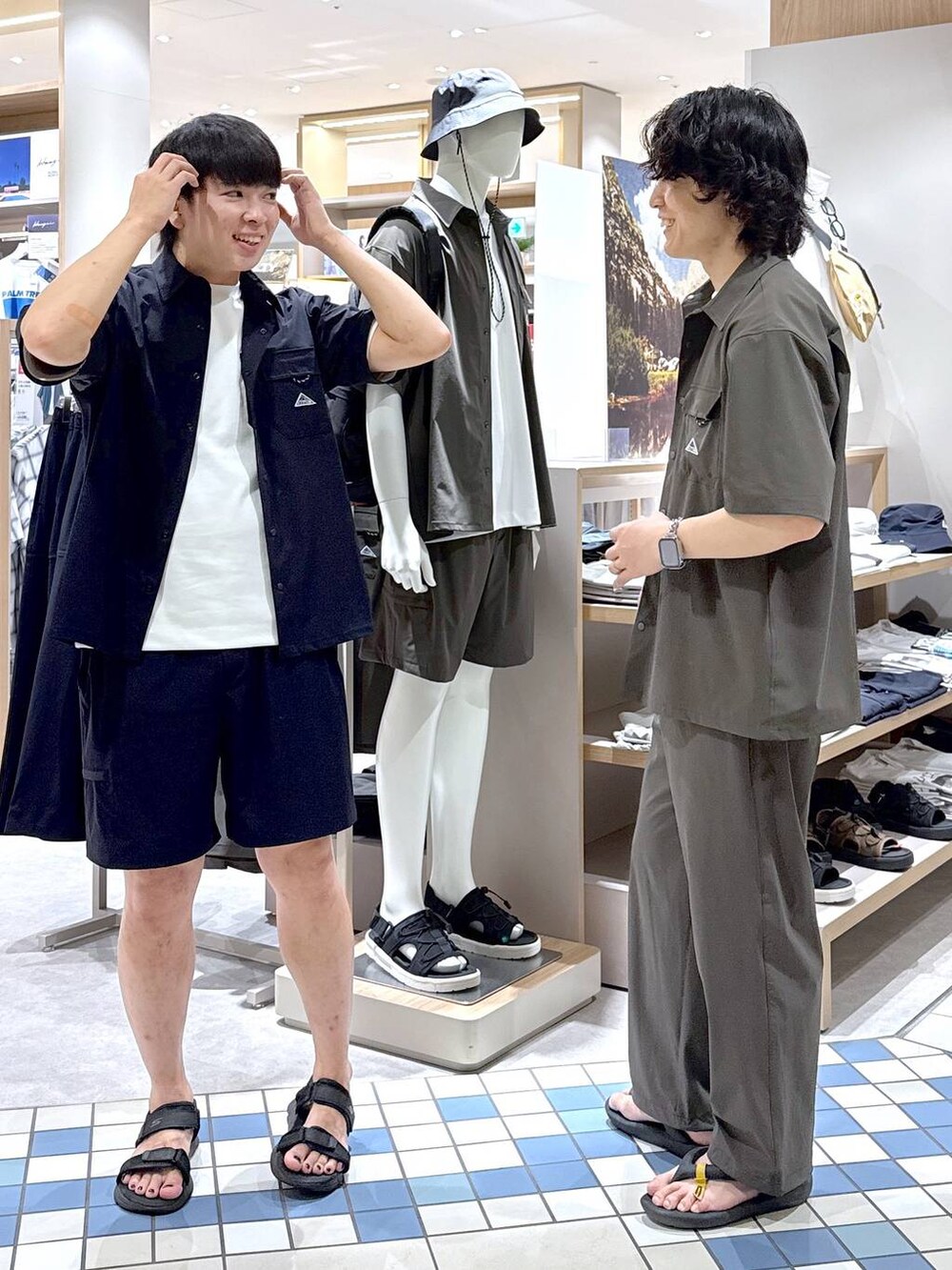 ブルー系のその他パンツ、グリーン系のその他パンツ、ブルー系のシャツ/ブラウスを着用したメンズの夏コーディネートの6枚目の写真