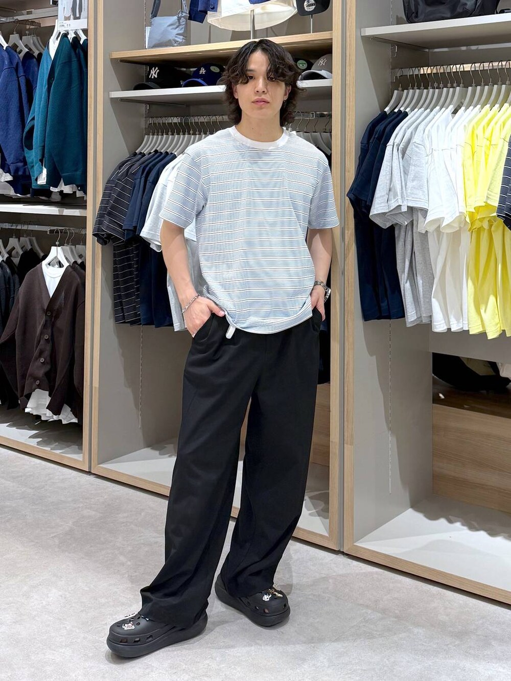 ブルー系のTシャツ/カットソー、シルバー系のブレスレットを着用したメンズの夏コーディネートの4枚目の写真