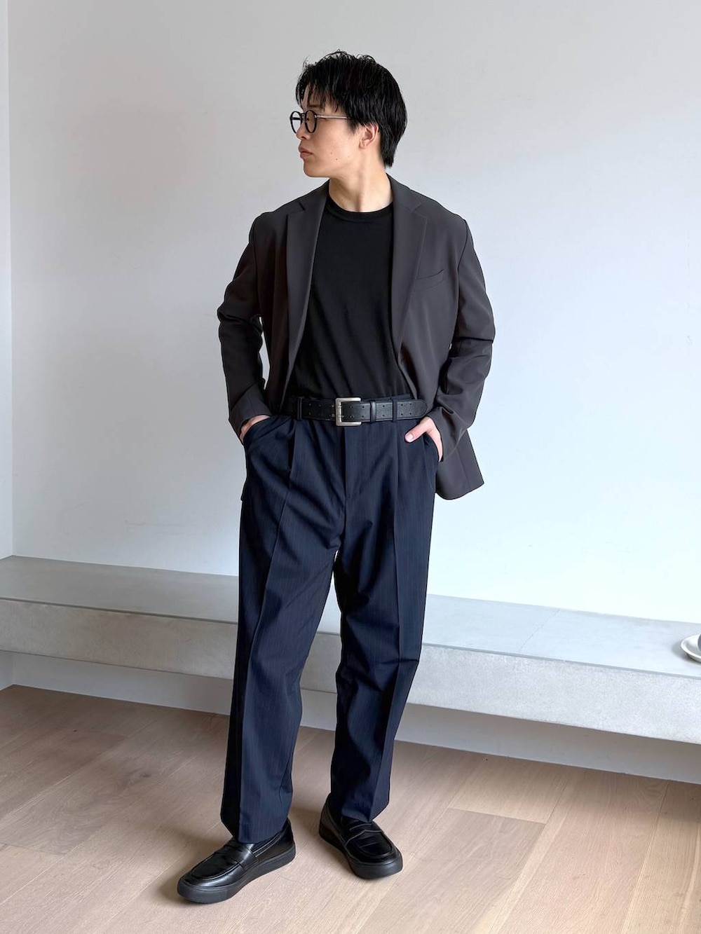 ブルー系のその他パンツ、グレー系のその他シューズ、グレー系のテーラードジャケットを着用したメンズの秋コーディネートの5枚目の写真