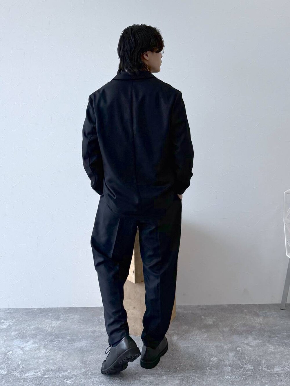 ホワイト系のTシャツ/カットソー、グレー系のシャツ/ブラウス、ブラック系のその他シューズを着用したメンズの秋コーディネートの5枚目の写真