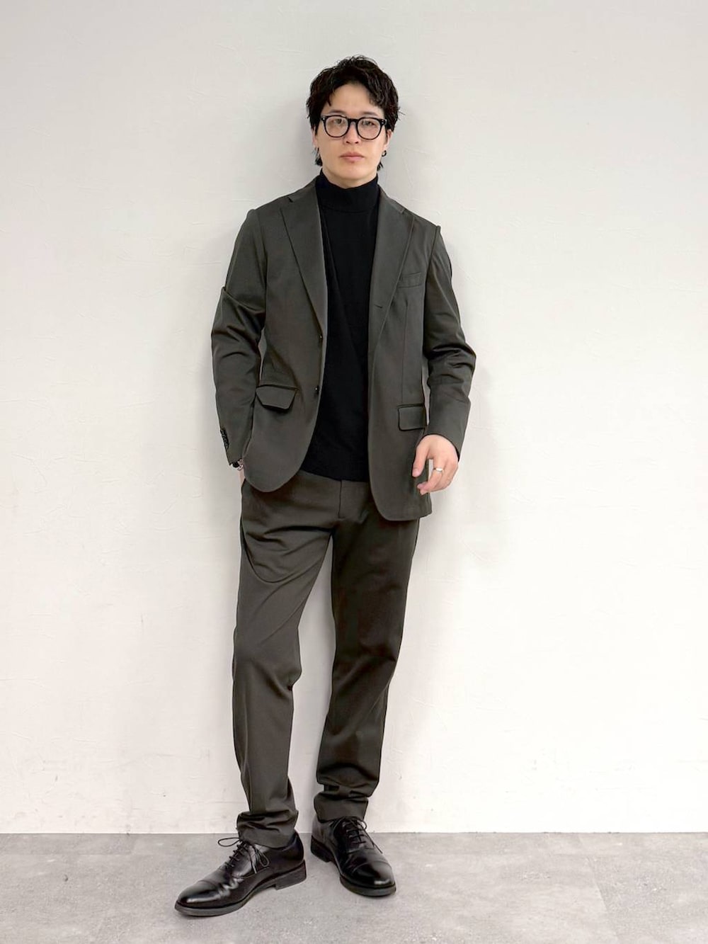 ブラック系のその他シューズ、ブラウン系のテーラードジャケット、ブラウン系のスラックスを着用したメンズの冬コーディネートの2枚目の写真