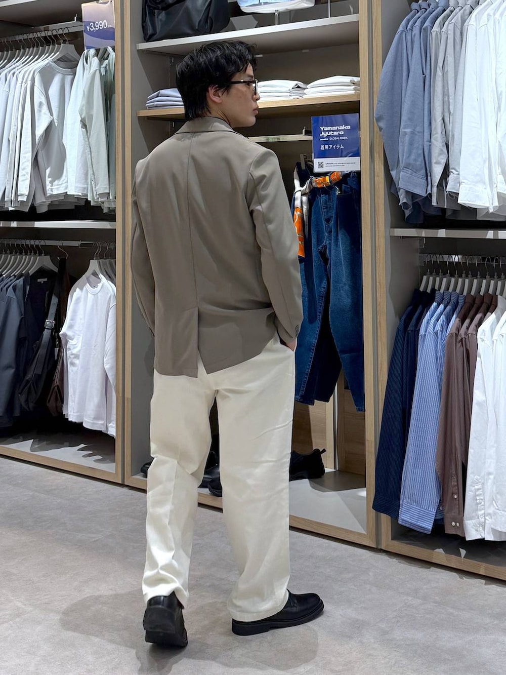 ホワイト系のその他パンツ、ベージュ系のテーラードジャケット、ブラック系のその他シューズを着用したメンズの冬コーディネートの6枚目の写真