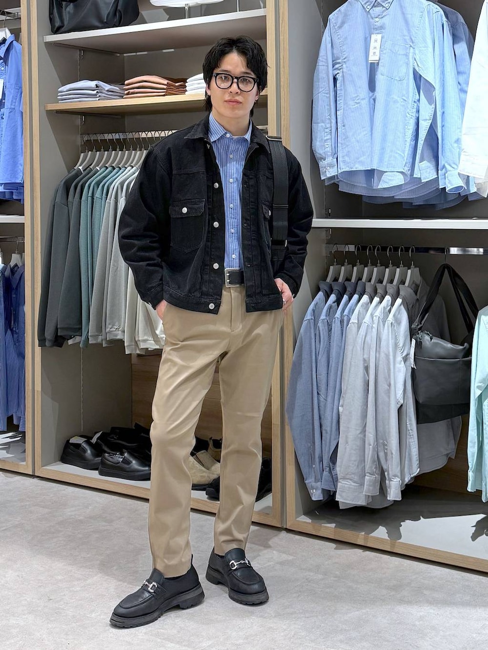 ブルー系のシャツ/ブラウス、ベージュ系のその他パンツ、ブラック系のデニムジャケットを着用したメンズの春コーディネートの2枚目の写真