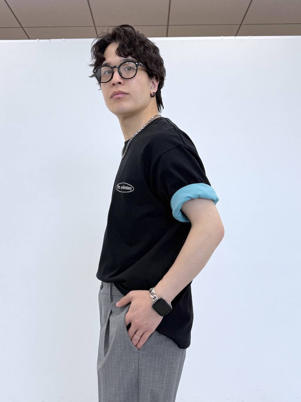 グレー系のスラックス、ブルー系のTシャツ/カットソー、ブラック系のサンダルを着用したメンズの夏コーディネートの7枚目の写真