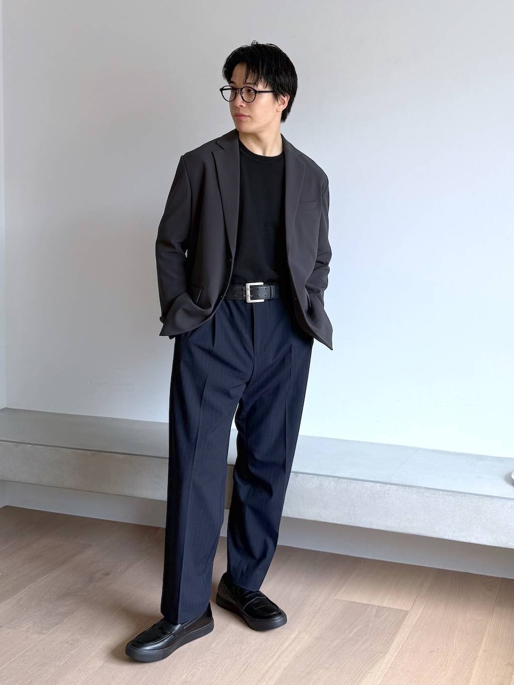 ブルー系のその他パンツ、グレー系のその他シューズ、グレー系のテーラードジャケットを着用したメンズの秋コーディネートの2枚目の写真