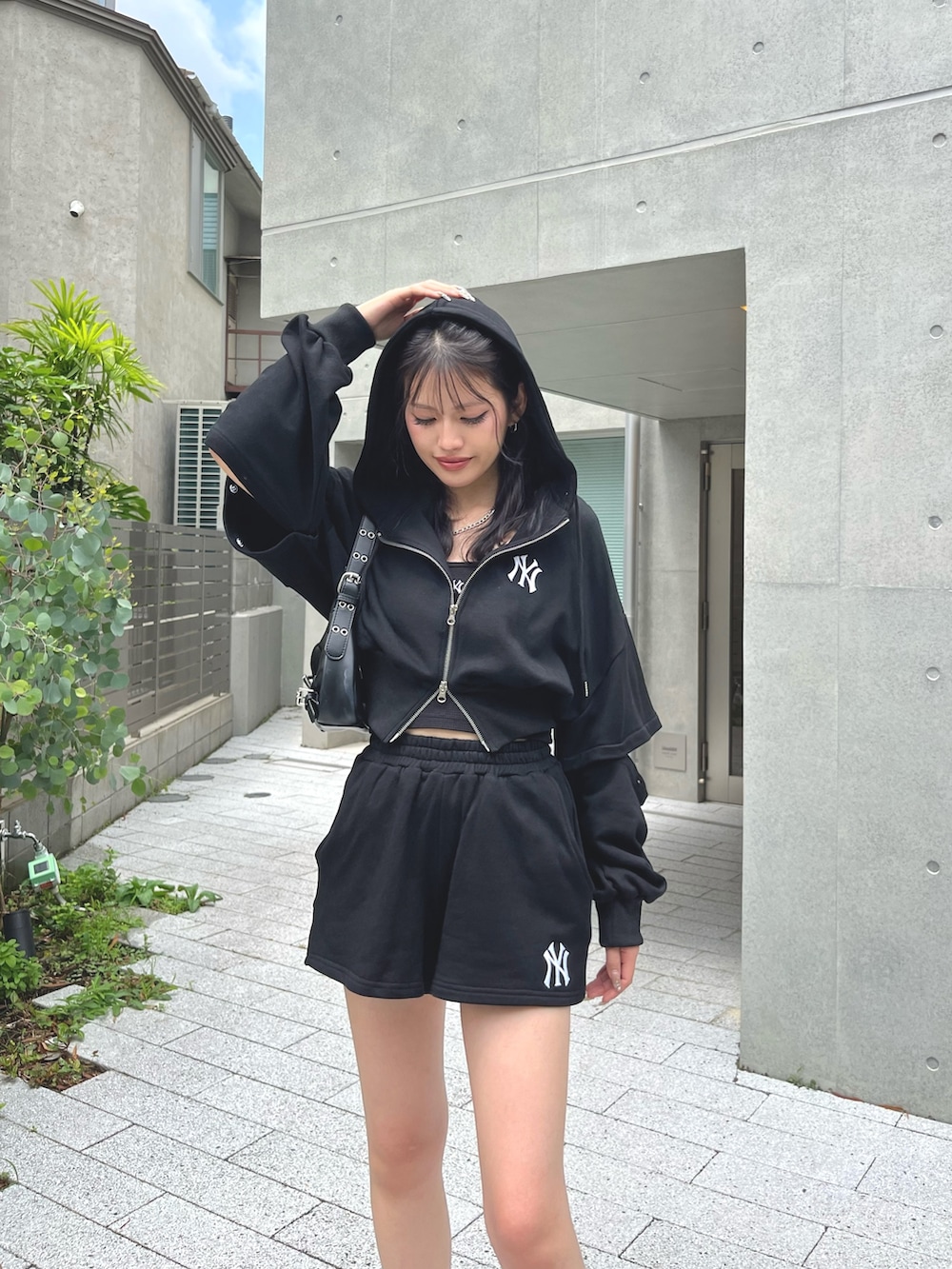 ブラック系のセットアップ、ブラック系のキャミソールを着用したレディースの夏コーディネートの2枚目の写真