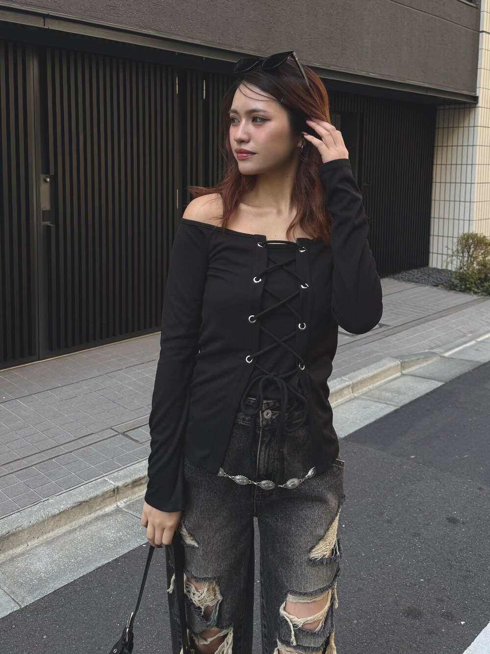 ブラック系のデニムパンツ、ブラック系のTシャツ/カットソー、ブラック系のパンプスを着用したレディースの春コーディネートの2枚目の写真