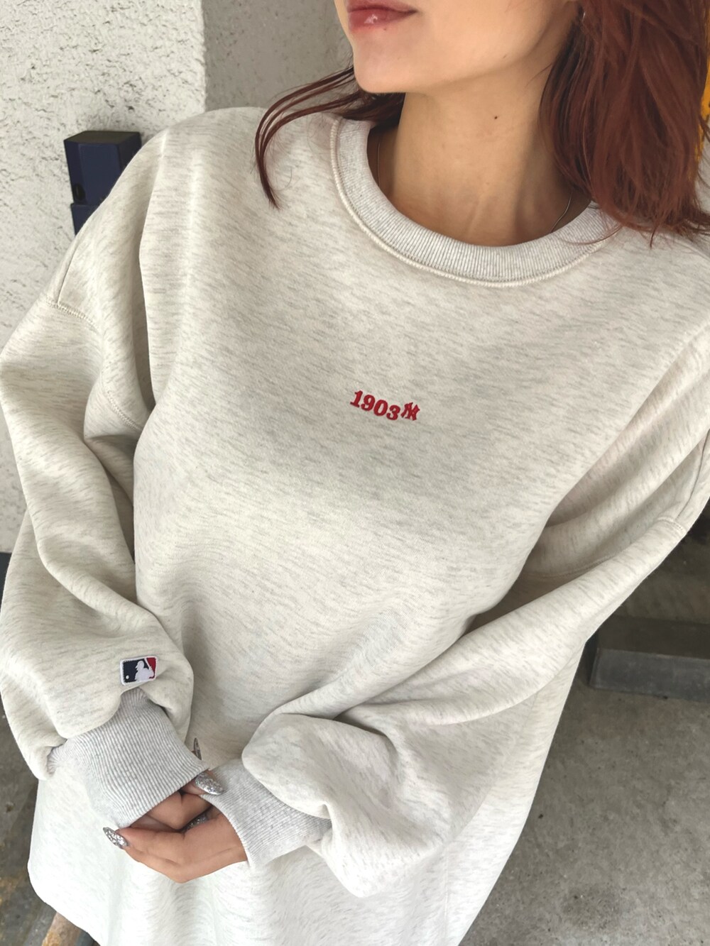 グレー系のワンピースを着用したレディースの冬コーディネートの3枚目の写真