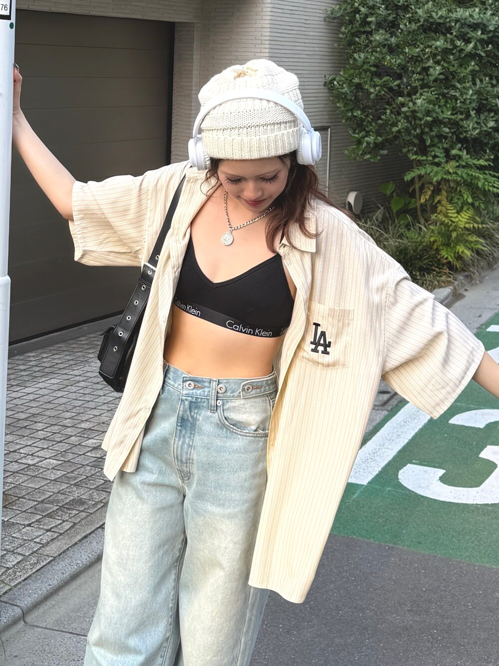 イエロー系のシャツ/ブラウスを着用したレディースの夏コーディネートの2枚目の写真