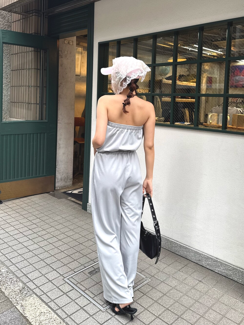 グレー系のつなぎ/オールインワンを着用したレディースの春コーディネートの2枚目の写真