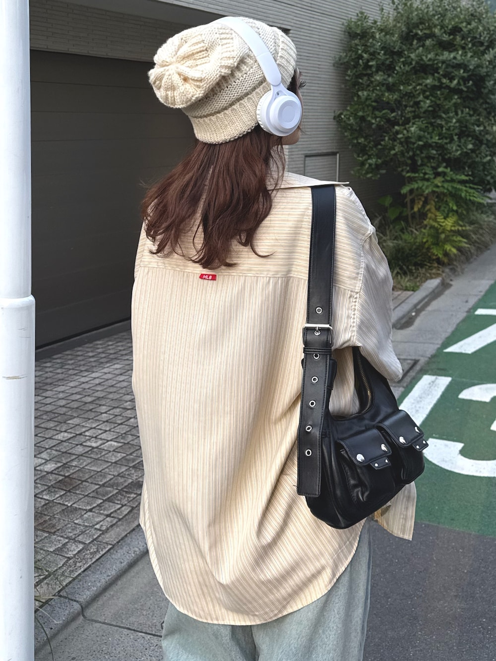 イエロー系のシャツ/ブラウスを着用したレディースの夏コーディネートの3枚目の写真