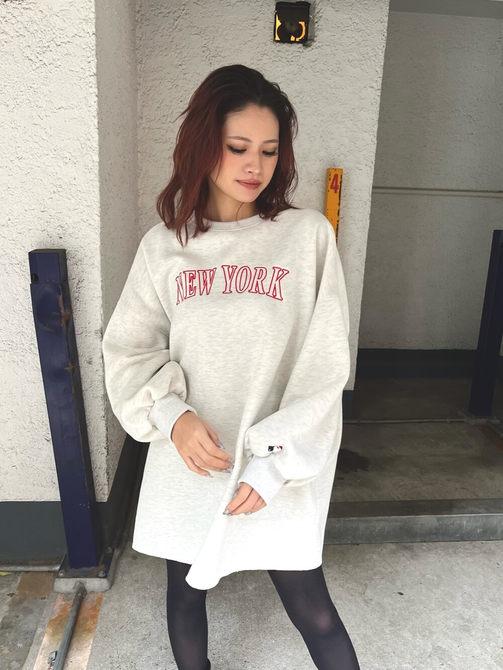 グレー系のワンピースを着用したレディースの冬コーディネートの2枚目の写真