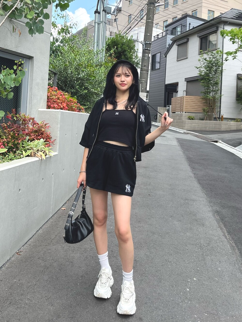 ブラック系のセットアップ、ブラック系のキャミソールを着用したレディースの夏コーディネートの3枚目の写真