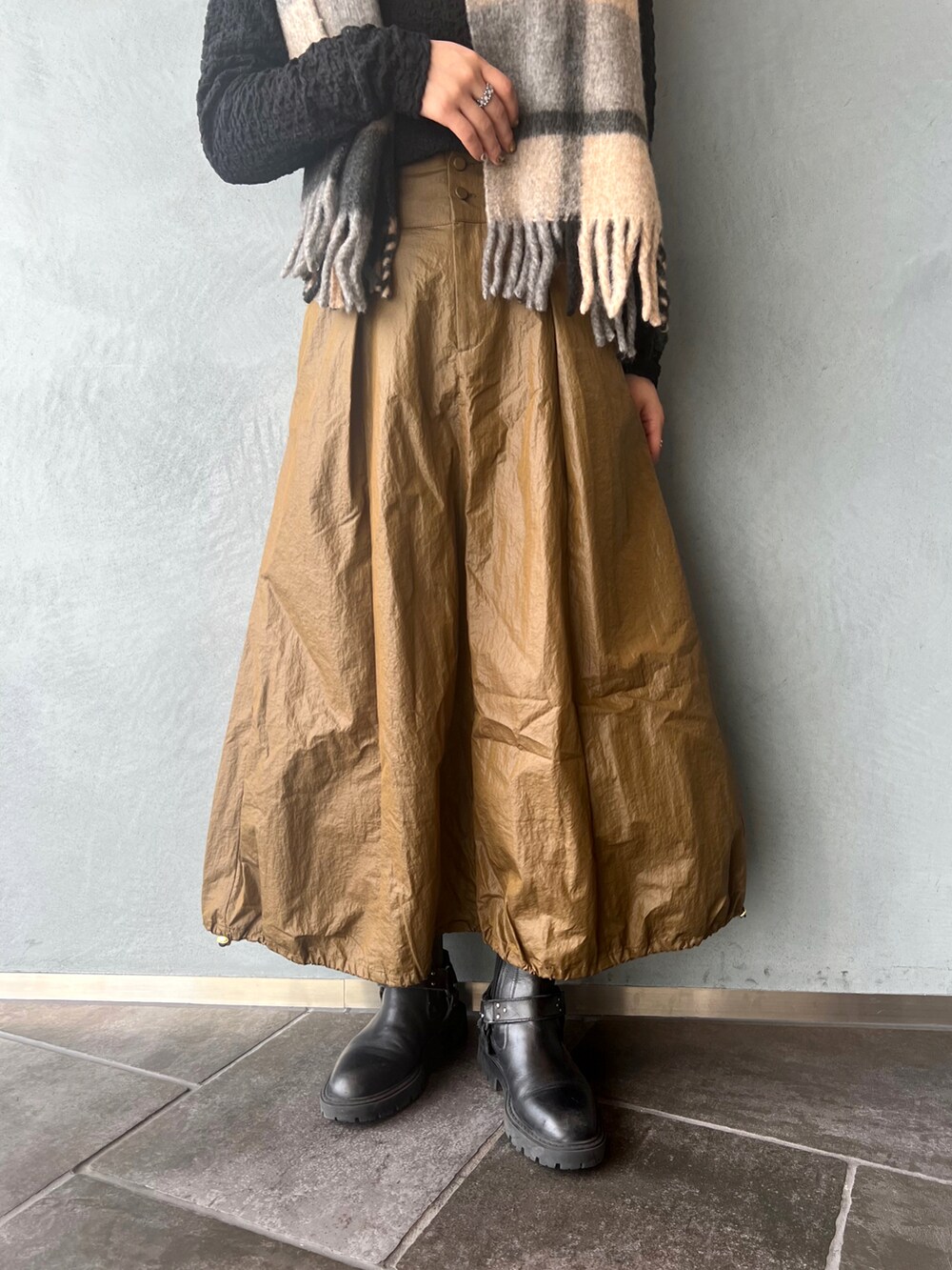 ブラック系のTシャツ/カットソー、グリーン系のスカート、グレー系のマフラーを着用したレディースの冬コーディネートの4枚目の写真