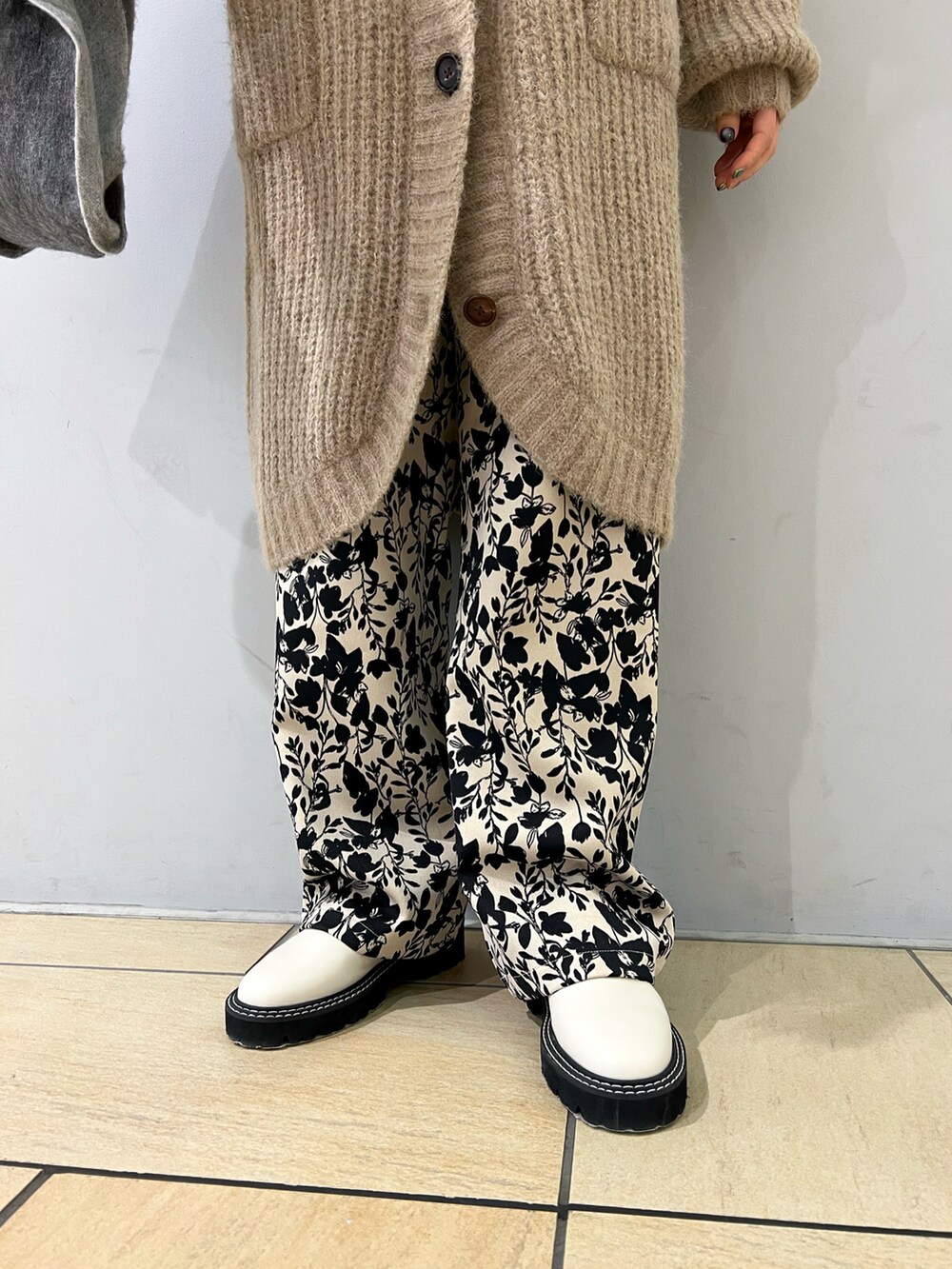 ベージュ系のカーディガン/ボレロ、ホワイト系のその他パンツ、イエロー系のニット/セーターを着用したレディースの冬コーディネートの4枚目の写真