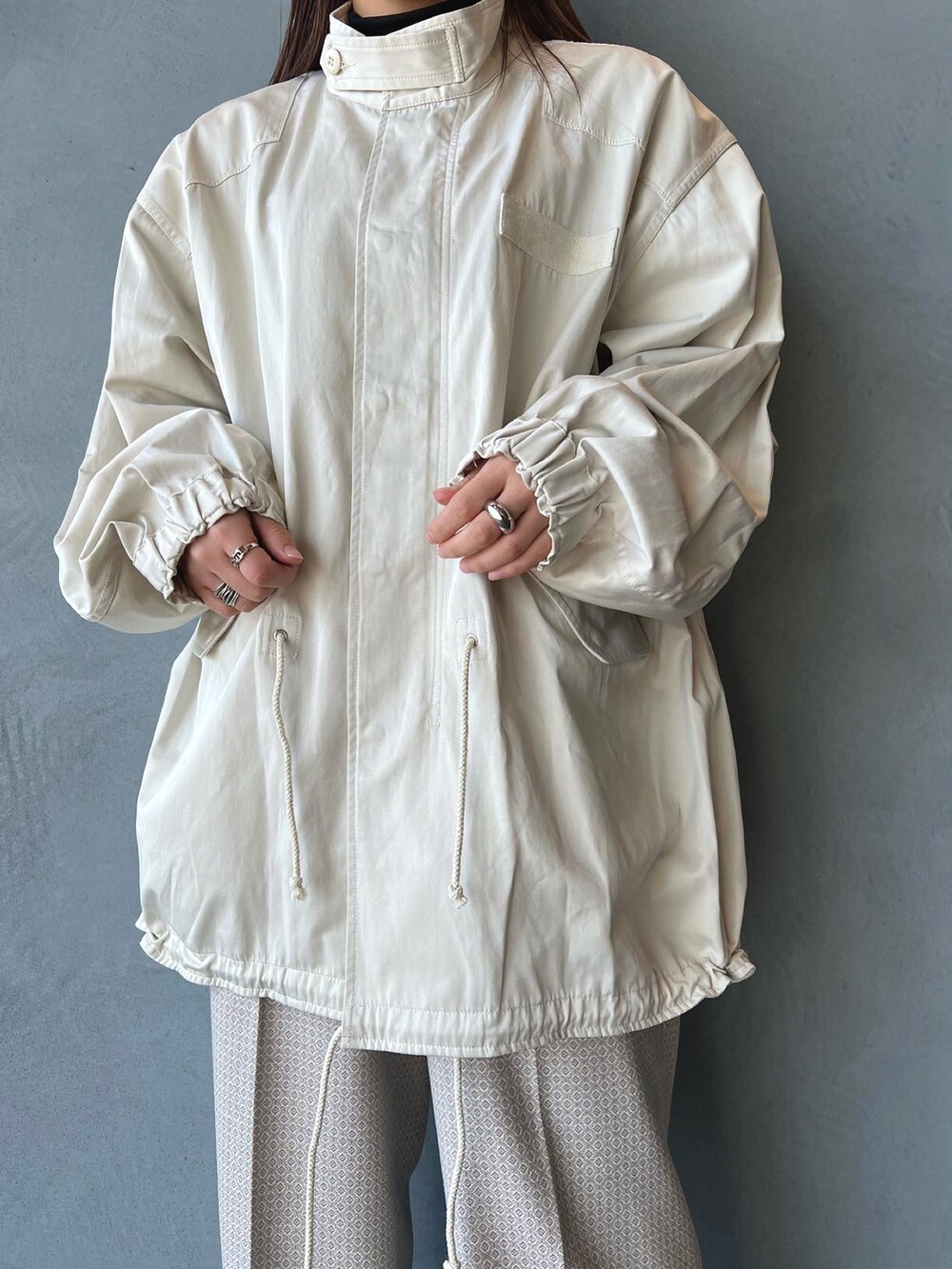 「ゆるコーデ、カジュアルコーデ、オトナカジュアル、大人かわいい、春服、モッズコート、モッズコーデ、キレイめ、低身長コーデ、ゆるパンツ、Lui's、luisfemme、リラックス、オーバーサイズ、春コーデ」｜「Lui'sのミドルモッズコート（モッズコート、ホワイト系）」を使った、makoさん（レディース・155cm）の冬コーディネートの4枚目の写真