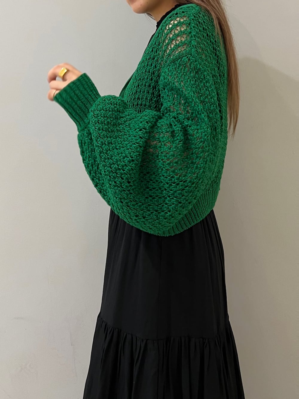 ブラック系のワンピース、グリーン系のカーディガン/ボレロを着用したレディースの夏コーディネートの4枚目の写真